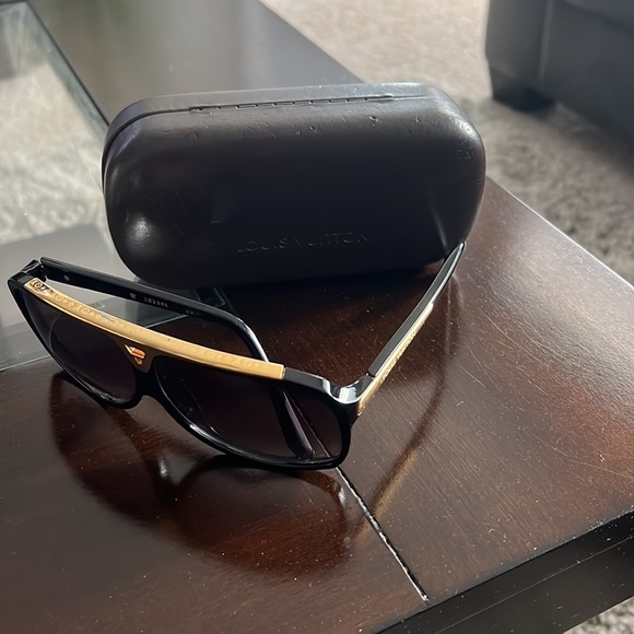 Louis Vuitton sunglasses black and Gold color. Worn 3 times still look great . - Picture 3 of 4